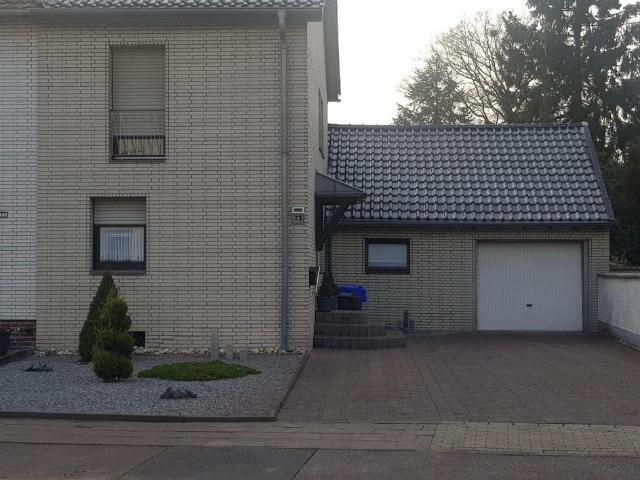 Einfamilienhaus mit Garten und Garage