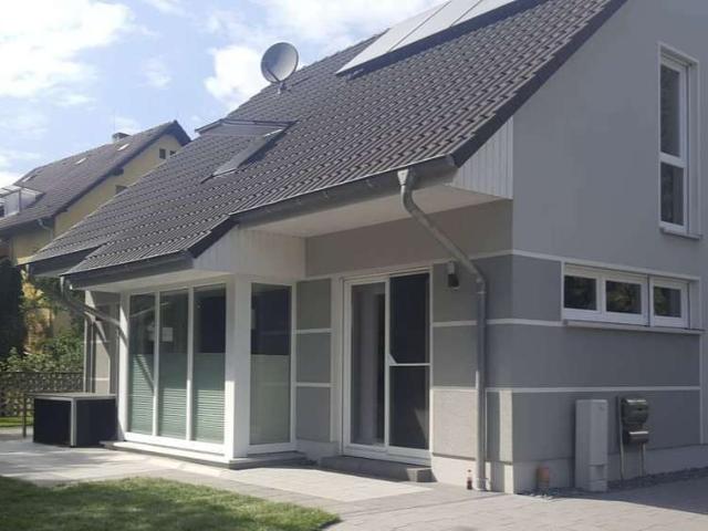 Einfamilienhaus mit Garten und Stellplätzen