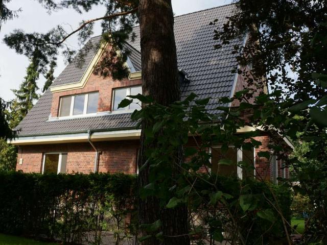 Einfamilienhaus mit Garten – auch an Botschaften und Firmen, Nähe JFK Schule Provisionsfrei