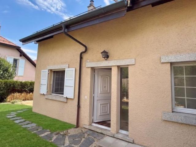 Einfamilienhaus mit Garten, eine Gehminute von der Schule entfernt