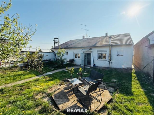 Einfamilienhaus mit Garten, Einfahrt & Nebengebäuden