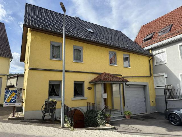 Einfamilienhaus mit Garten, Garage und großer Scheune