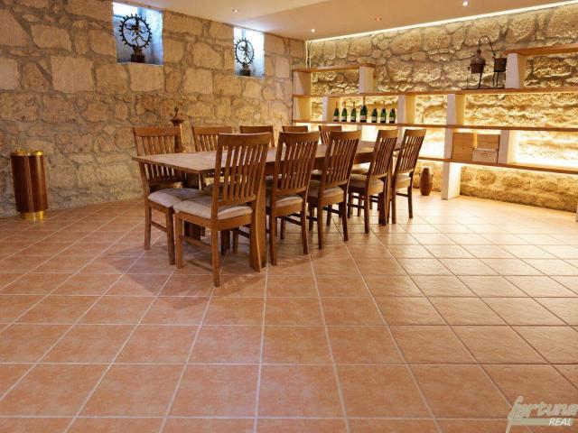 Einfamilienhaus mit Garten in Mörbisch am See – Naturstein Weinkeller trifft Wellness