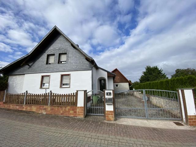Einfamilienhaus mit Gestaltungspotenzial, Teich und Nebengelass in idyllischer Lage in Wettelrode