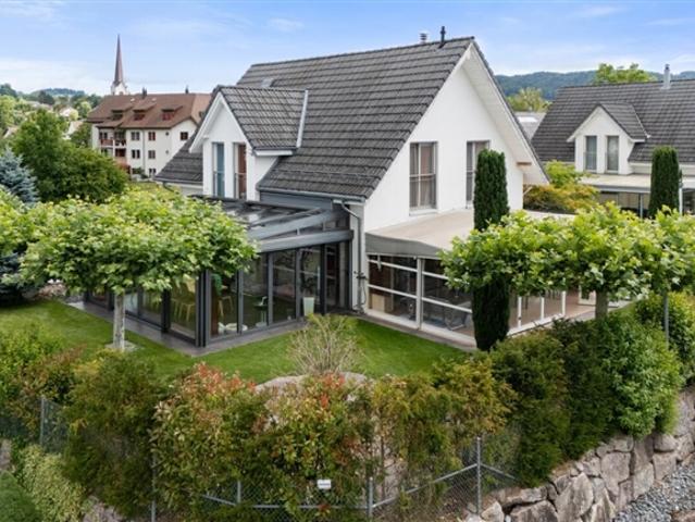 Einfamilienhaus mit gepflegtem Garten und einzigartiger Garage
