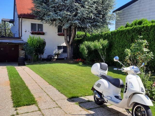 Einfamilienhaus mit gepflegtem Garten und Garage
