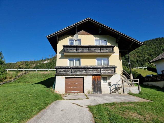 Einfamilienhaus mit geräumiger Garage und großem Garten