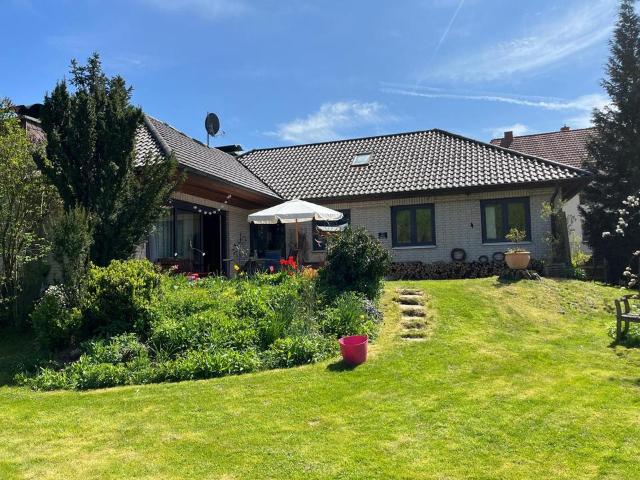 Einfamilienhaus mit großem Bachgrundstück