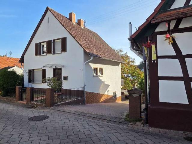 Einfamilienhaus mit großem Balkon und Doppelgarage in Dörrenbach