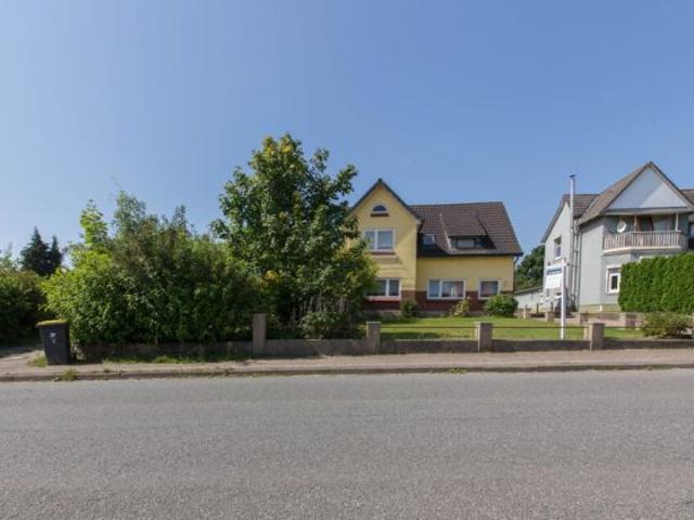 Einfamilienhaus mit großem Garten & Carport