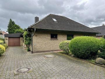 Einfamilienhaus mit großem Garten, Garage Einliegerwohnung im Dachgeschoss