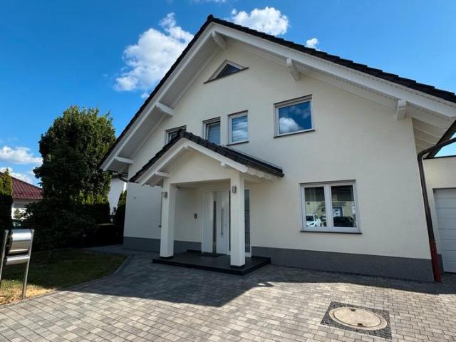 Einfamilienhaus mit großem Garten, Pool, Garage