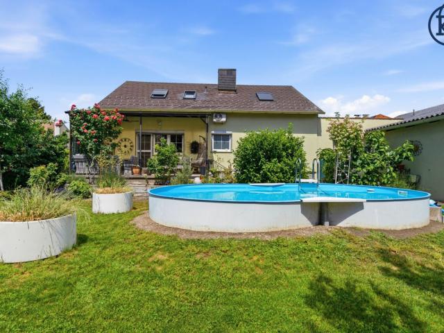 Einfamilienhaus mit Großem Garten, Sehr Guter Öffentlicher Anbindung und Ausgezeichneter Infrastruktur in der Nähe des Badesees