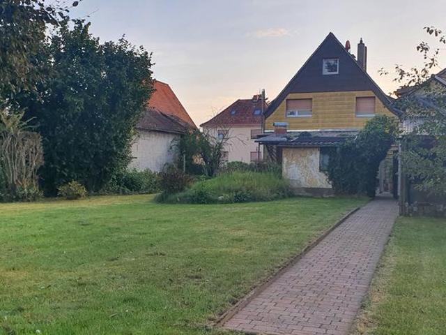 Einfamilienhaus mit großem Garten und Einliegerwohnung