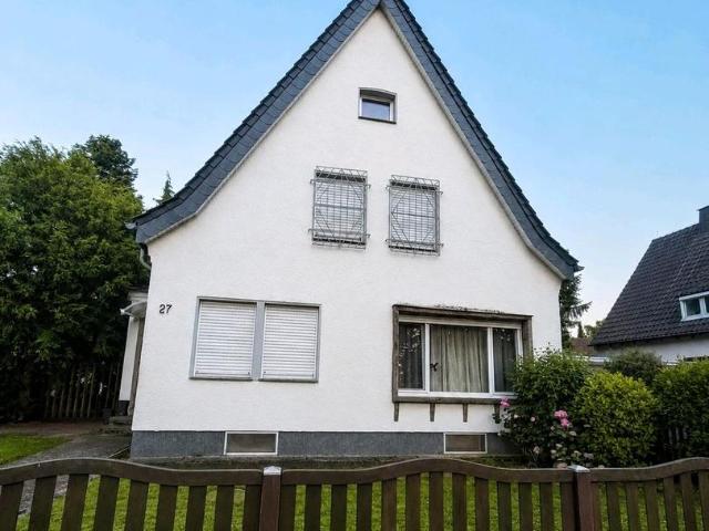 Einfamilienhaus mit großem Garten und Garage in Innenstadtnähe