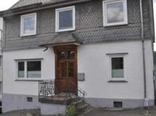Einfamilienhaus mit großem Garten und Keller in ruhiger Lage
