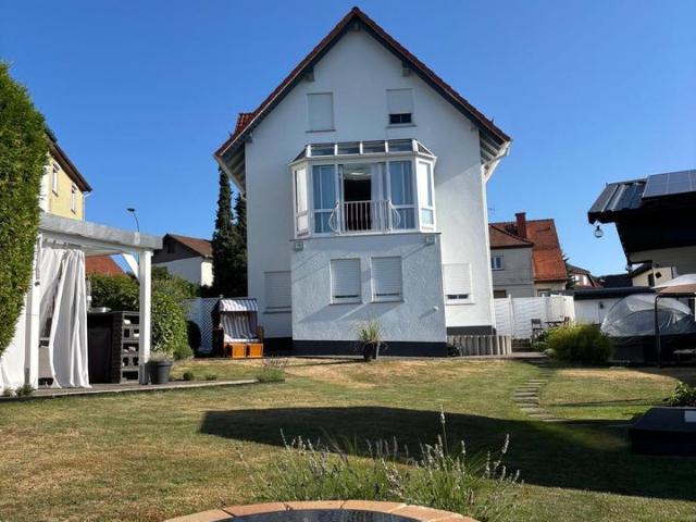 Einfamilienhaus mit großem Garten