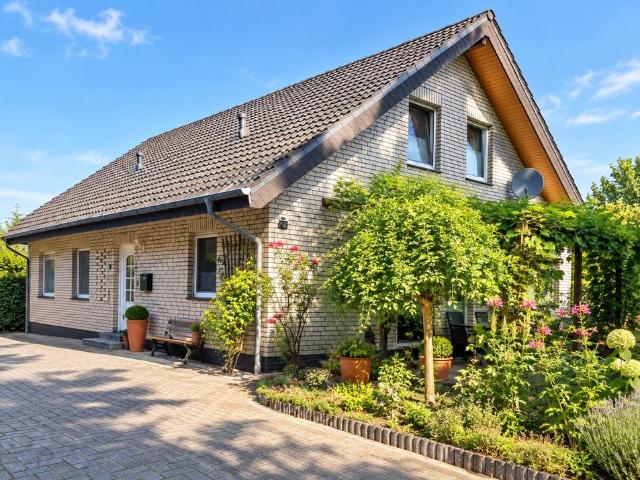 Einfamilienhaus mit großem Grundstück