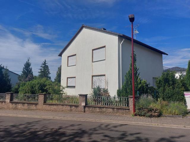 Einfamilienhaus mit großem Grundstück und Garage in Ockenheim