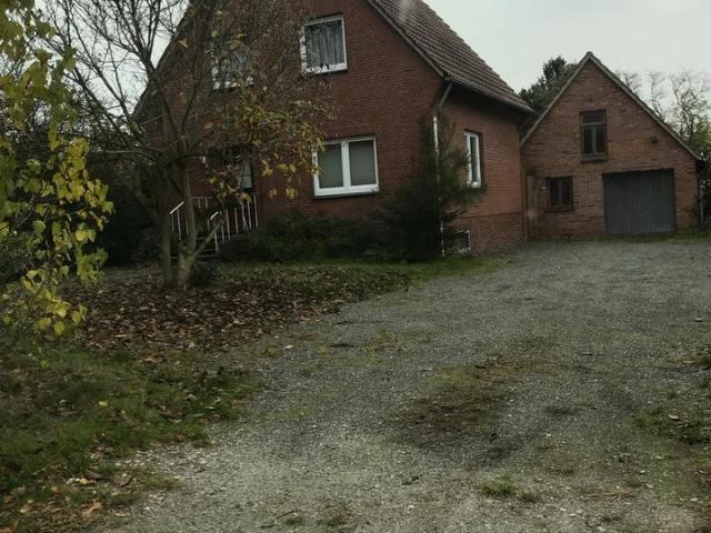 Einfamilienhaus mit großem Grundstück und Nebengebäude