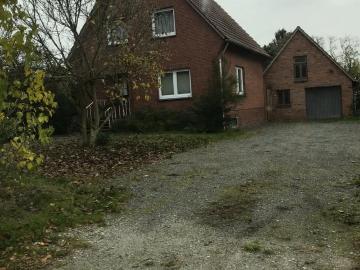 Einfamilienhaus mit großem Grundstück und Nebengebäude