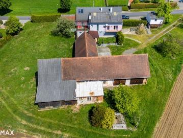 Einfamilienhaus mit großem Grundstück und Nebengebäuden