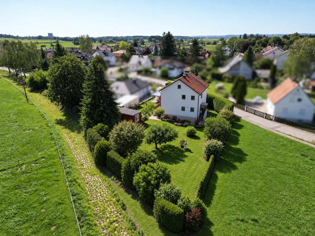 Einfamilienhaus mit großem Grundstück und Potenzial für Einliegerwohnung in Langerringen