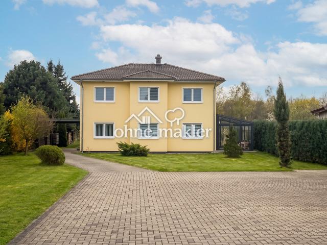 Einfamilienhaus mit großem Grundstück, Wintergarten, Hot Tub und fünf Garagen in Zwenkau
