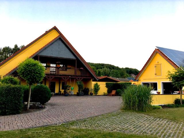 Einfamilienhaus mit großem Grundstück, Badeteich & Baureserve