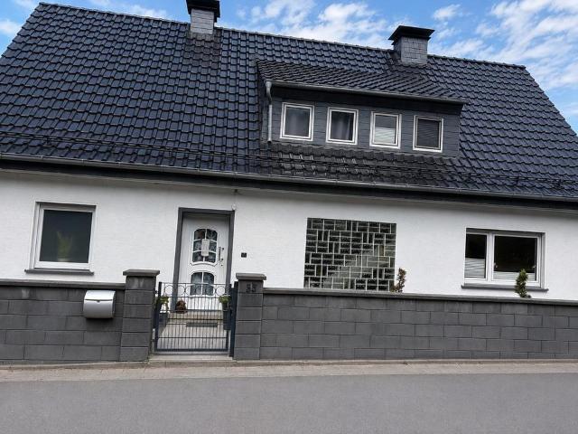 Einfamilienhaus mit großem Grundstück, Garage und viel Potenzial