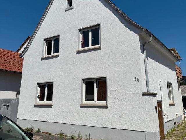 Einfamilienhaus mit großem Grundstück, Keller und zwei Garagen
