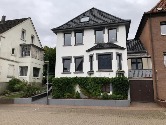 Einfamilienhaus mit großem Grundstück, modernisierter Technik