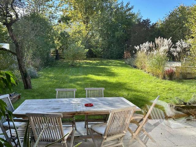 Einfamilienhaus mit großem eingewachsenem Garten und Pool
