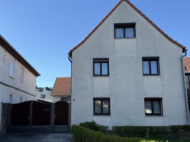Einfamilienhaus mit großem Nebengelass