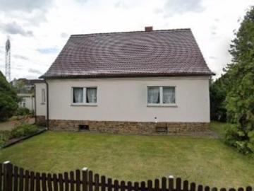 Einfamilienhaus mit großen Garten und Garagen