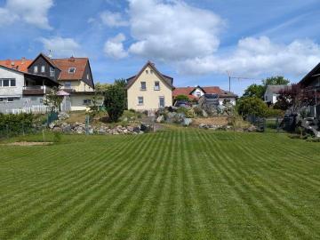 Einfamilienhaus mit großen Garten und Hof