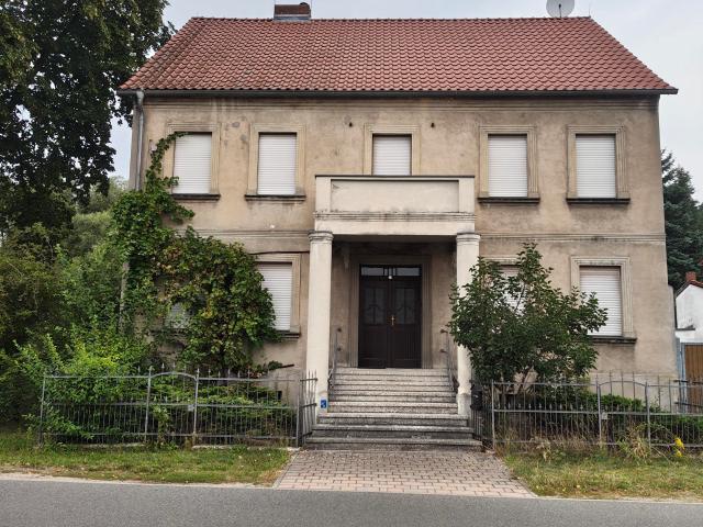 Einfamilienhaus mit großen Grundstück