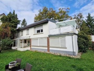 Einfamilienhaus mit großer Einliegerwohnung in zentraler Lage