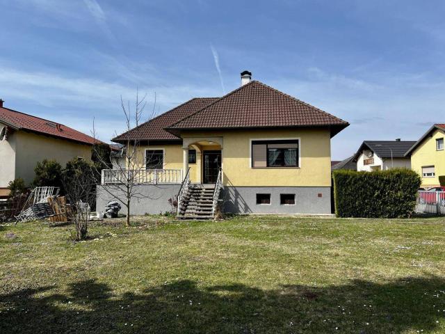 Einfamilienhaus mit großzügigem Dach Ausbaupotenzial, großem Garten und Garage