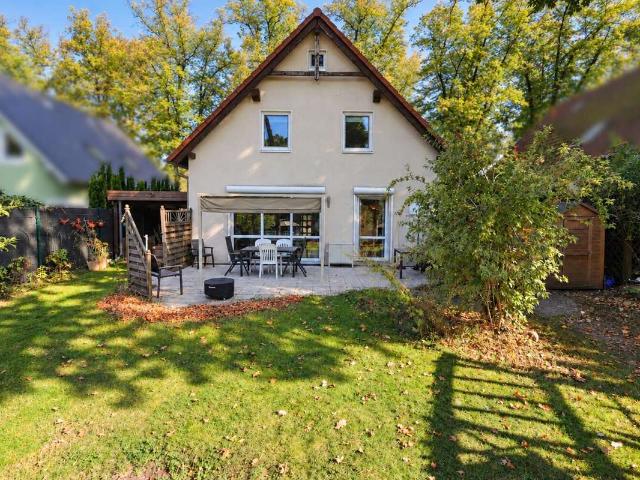 Einfamilienhaus mit großzügigem Garten großer Terrasse und mehreren Stellplätzen