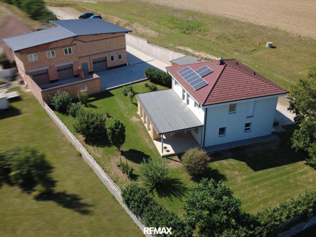 Einfamilienhaus mit großzügiger Werkstatt und weitläufigem Grundstück