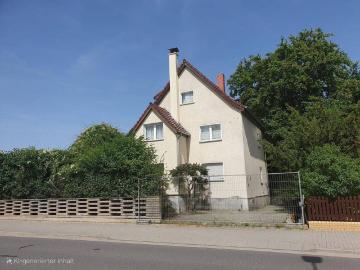 Einfamilienhaus mit Grundstück und Garage