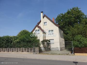 Einfamilienhaus mit Grundstück und Garage