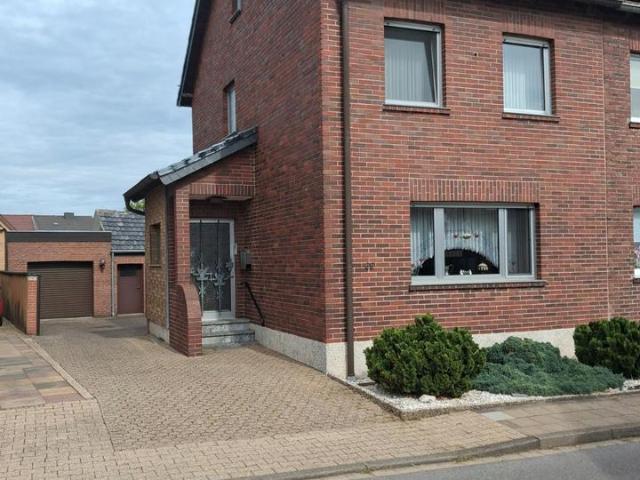 Einfamilienhaus mit Hof, Stall, Garagen und großem Garten