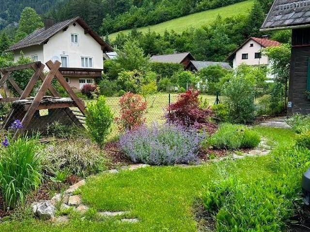 Einfamilienhaus mit Holzhaus in malerischer Umgebung