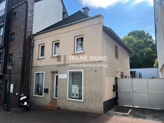Einfamilienhaus mit kleinem Ladenlokal im Herzen von 41189 Mönchengladbach Wickrath