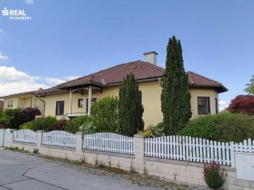 Einfamilienhaus mit liebevoll gepflegtem Garten