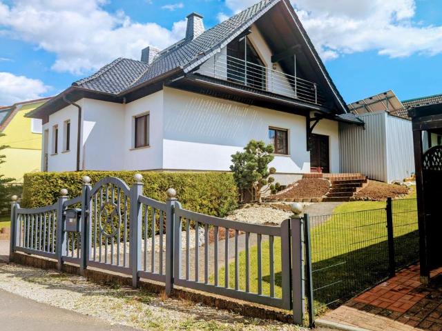 Einfamilienhaus mit PV Anlage, Pferdestall und großem Grundstück