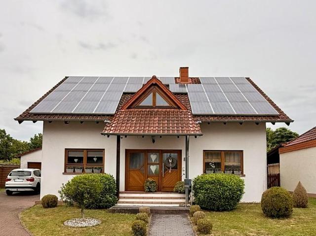 Einfamilienhaus mit Pool, Garage, Keller, PV Anlage in Gersheim