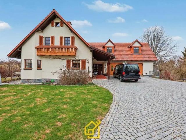 Einfamilienhaus mit Pool, Sauna, Büro, Solar auf dem Land
